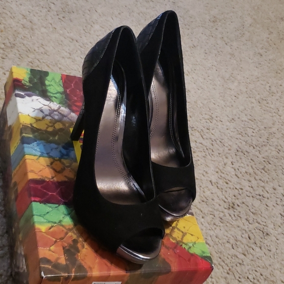 🛑👀 Sexy Black heels (look on back of shoes) - Picture 2 of 3